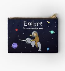Bolso de mano ¡Explorar! A una velocidad razonable (Sloth Riding Narwhal In Space)