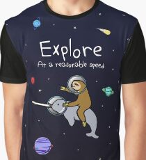 Erkunden! Mit einer angemessenen Geschwindigkeit (Faultier Reiten Narwal im Weltraum) Grafik T-Shirt