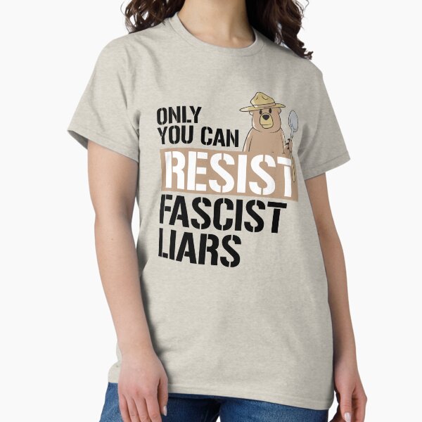 Vista previa del artículo con la obra «Solo tú puedes resistir a las mentirosas fascistas», diseñado y vendido por trumporium.