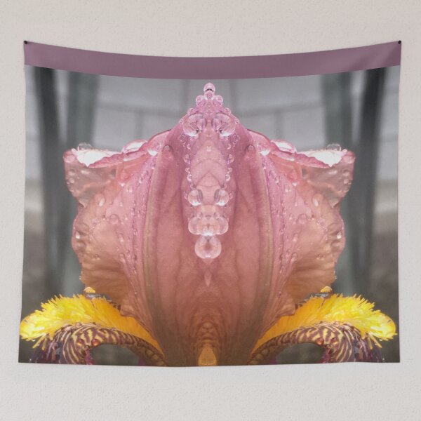 Aperçu de l'œuvre Tauhara Iris Bejeweled dans la brume naissante créée et vendue par RoseAromas.