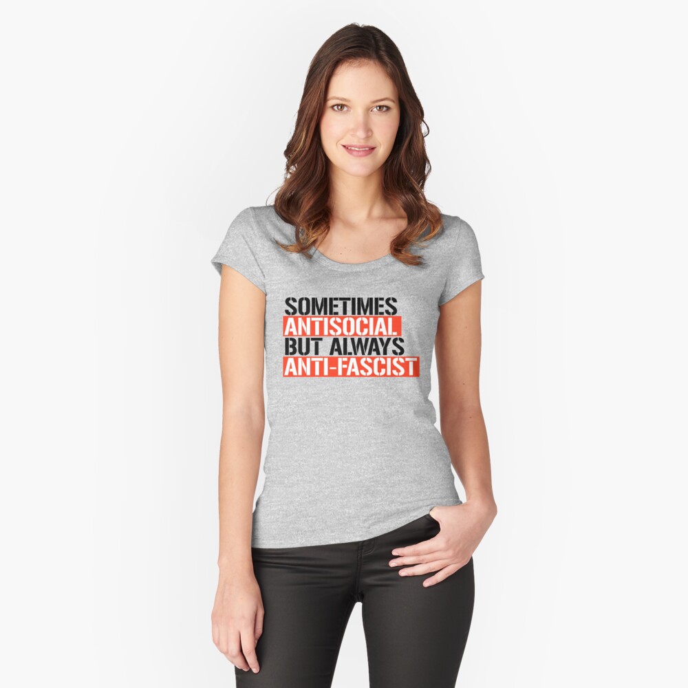 Vista previa del artículo con la obra «Camiseta entallada de cuello ancho», diseñado y vendido por trumporium.