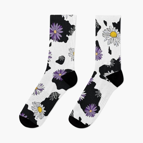 Artikelvorschau, Lila Gänseblümchen auf Schwarzweiss-Kuh-Druck-Muster entworfen und verkauft von CJAura by Claire Jane Johnson.