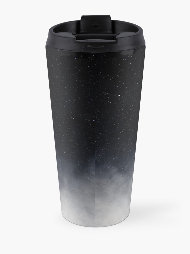 Aperçu 4 sur 5. Mug à café isotherme avec l'œuvre nous perdons un tout petit peu de poids presque imperceptible et la théorie est que c'est l'énergie qui nous a été donnée à la naissance qui est relâchée dans le cosmos pour être réutilisée pour quelqu'un d'autre. créée et vendue par Victoria Avvacumova.