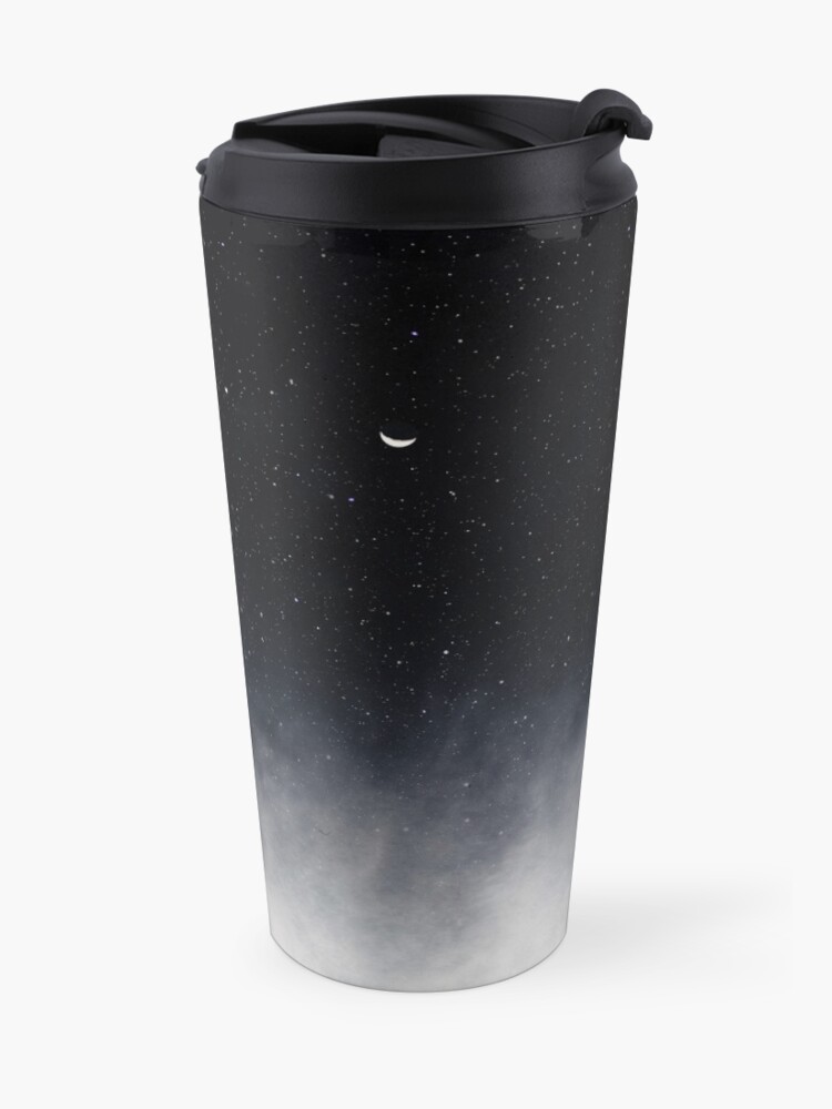 Aperçu 2 sur 5. Mug à café isotherme avec l'œuvre nous perdons un tout petit peu de poids presque imperceptible et la théorie est que c'est l'énergie qui nous a été donnée à la naissance qui est relâchée dans le cosmos pour être réutilisée pour quelqu'un d'autre. créée et vendue par Victoria Avvacumova.