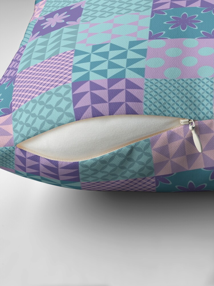 Imagen 2 de 4, Cojín con la obra Geometric 04, diseñada y vendida por AnaidZahori.