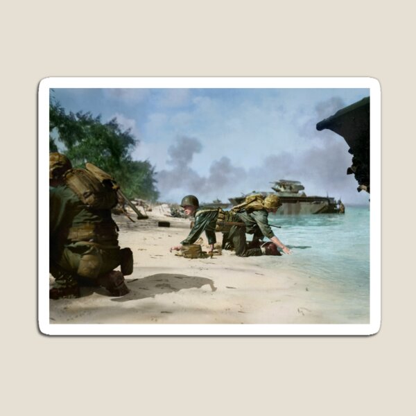 Artikel-Vorschau von US-Marines kriechen an einem Strand in Saipan unter feindliches Feuer. Juni 1944., designt und verkauft von Marina Amaral.