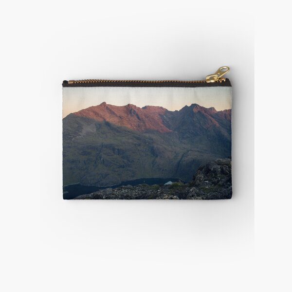 Aperçu de l'œuvre Les montagnes Cuillin au lever du soleil sur l'île de Skye, les Highlands écossais créée et vendue par BackpackTravel.