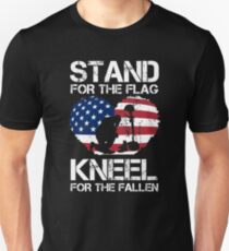 Steh für die Fahne, knie für die Gefallenen! Slim Fit T-Shirt