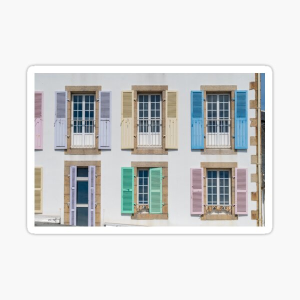 Aperçu de l'œuvre Façade de fenêtre à Quiberon, France créée et vendue par OskiOnTour.