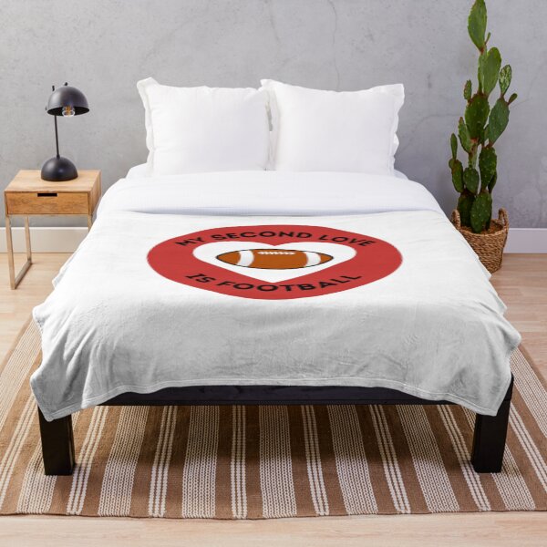Aperçu de l'œuvre Mon deuxième amour est le football T-shirt essentiel créée et vendue par OneDayCollected.