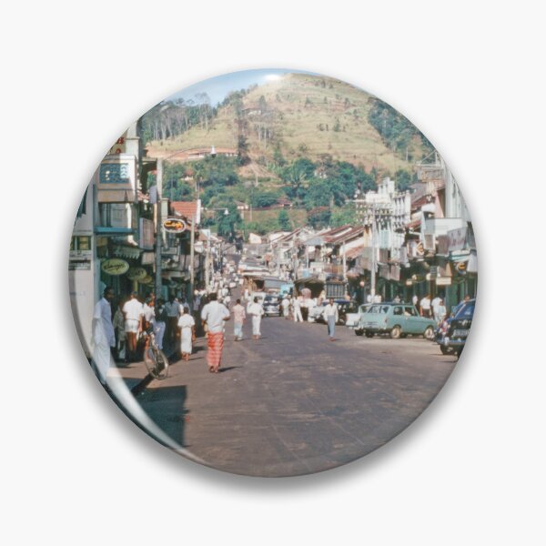 Artikelvorschau, 1970er Jahre - Blick auf die Colombo Street, Kandy, Sri Lanka entworfen und verkauft von thatwaslife.