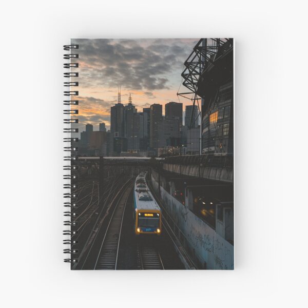 Aperçu de l'œuvre Skyline de la ville de Melbourne et train au coucher du soleil créée et vendue par JonesyDave.