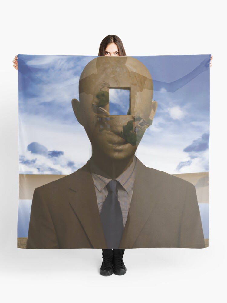 Un hombre vestido con traje y corbata con una cara Pañuelo