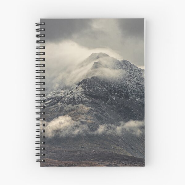 Artikelvorschau, Stimmungsvolles Panorama des Moody Cuillin Ridge auf der Isle of Skye, Schottland entworfen und verkauft von AB-Imagery.
