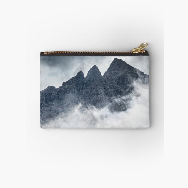 Artikelvorschau, Stimmungsvolles Panorama des Moody Pinnacle Ridge, Cuillin, Isle of Skye, Schottland entworfen und verkauft von AB-Imagery.