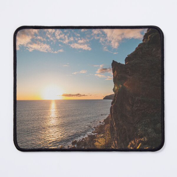 Aperçu de l'œuvre Coucher de soleil sur les rochers à Ponta do Sol sur l'île de Madère créée et vendue par VaclavSonnek.