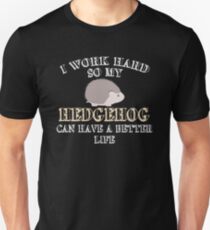 Ich arbeite hart, damit mein Igel ein besseres Leben haben kann Slim Fit T-Shirt