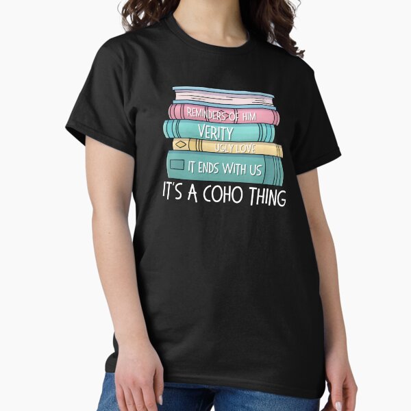 Vista previa del artículo con la obra «Camiseta con la pila de libros Its A CoHo Thing», diseñado y vendido por Nerdygirlteez.
