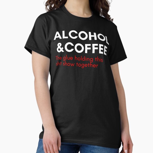 Artikel-Vorschau von Alkohol und Kaffee. Der Kleber, der diese Scheißshow zusammenhält. Lustiges NSFW-Alkoholtrinkzitat. Weiß und Rot. Weiß und Rot. Weiß und Rot, designt und verkauft von That Cheeky Tee.