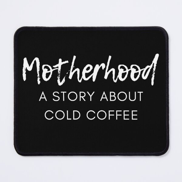 Artikelvorschau, Mutterschaft. Eine Geschichte über kalten Kaffee. Lustiger Mama-Kaffeeliebhaber-Sprichwort. Weiß entworfen und verkauft von That Cheeky Tee.