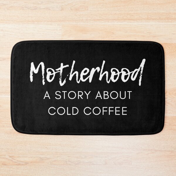 Artikelvorschau, Mutterschaft. Eine Geschichte über kalten Kaffee. Lustiger Mama-Kaffeeliebhaber-Sprichwort. Weiß entworfen und verkauft von That Cheeky Tee.