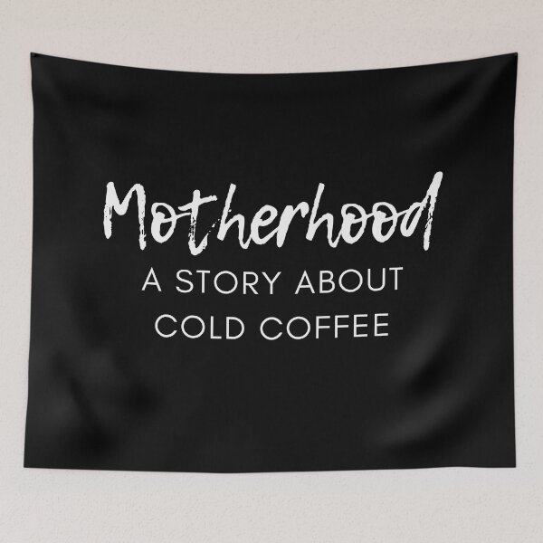 Artikelvorschau, Mutterschaft. Eine Geschichte über kalten Kaffee. Lustiger Mama-Kaffeeliebhaber-Sprichwort. Weiß entworfen und verkauft von That Cheeky Tee.