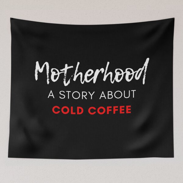 Artikelvorschau, Mutterschaft. Eine Geschichte über kalten Kaffee. Lustiger Mama-Kaffeeliebhaber-Sprichwort. Weiß und Rot entworfen und verkauft von That Cheeky Tee.