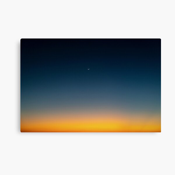 Vista previa del artículo con la obra «Luna menguante creciente en el cielo azul. Ensenada», diseñado y vendido por PureCanvas.