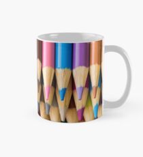 Crayons colorés sur papier craft Mug