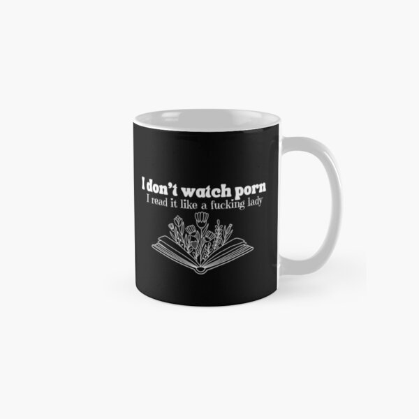 Aperçu de l'œuvre Je ne regarde pas de porno, je le lis comme une putain de femme T-shirt créée et vendue par Nerdygirlteez.