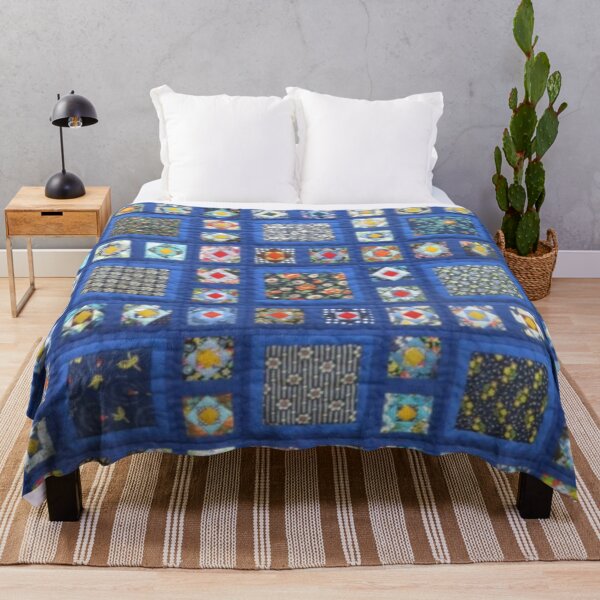 Aperçu de l'œuvre Mosaïque artistique patchwork de segments carrés formant une grille avec des dessins de fleurs peintes dans des couleurs chaudes créée et vendue par ErisMerch.