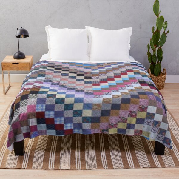 Aperçu de l'œuvre Mosaïque artistique patchwork de segments carrés sous la forme d'une ligne ondulée incurvée avec des motifs peints en différentes couleurs créée et vendue par ErisMerch.