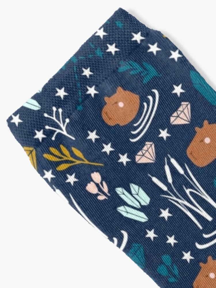 Socken for Sale mit Niedliches Capybara-Muster mit Sternen und Kristallen  von kapotka