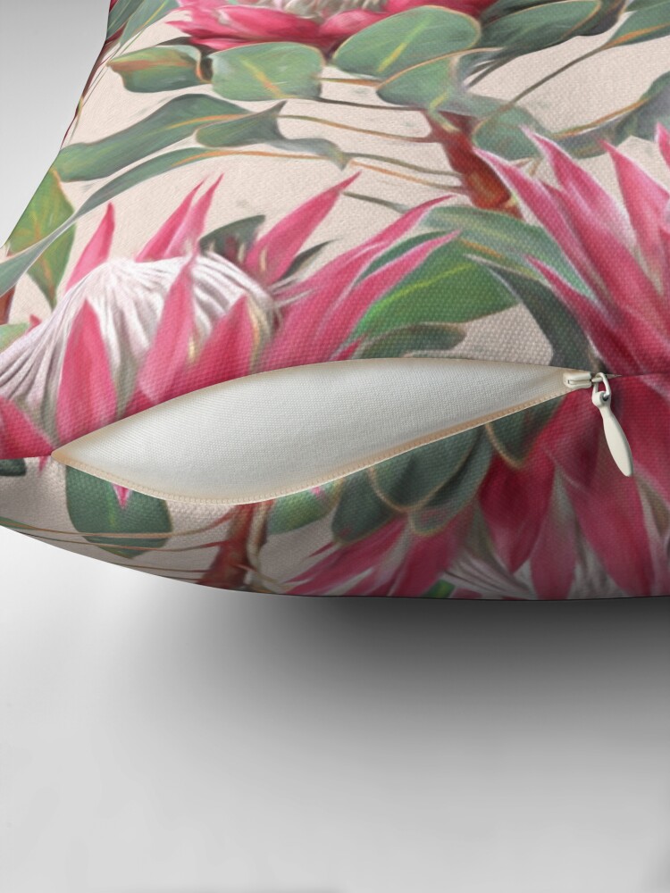 Aperçu 2 sur 4. Coussin avec l'œuvre Proteas royales peintes sur fond crème créée et vendue par micklyn.