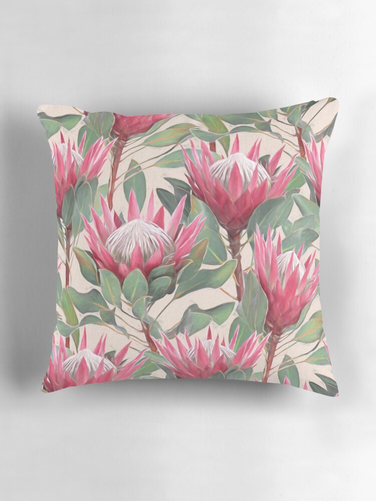 Aperçu 3 sur 4. Coussin avec l'œuvre Proteas royales peintes sur fond crème créée et vendue par micklyn.
