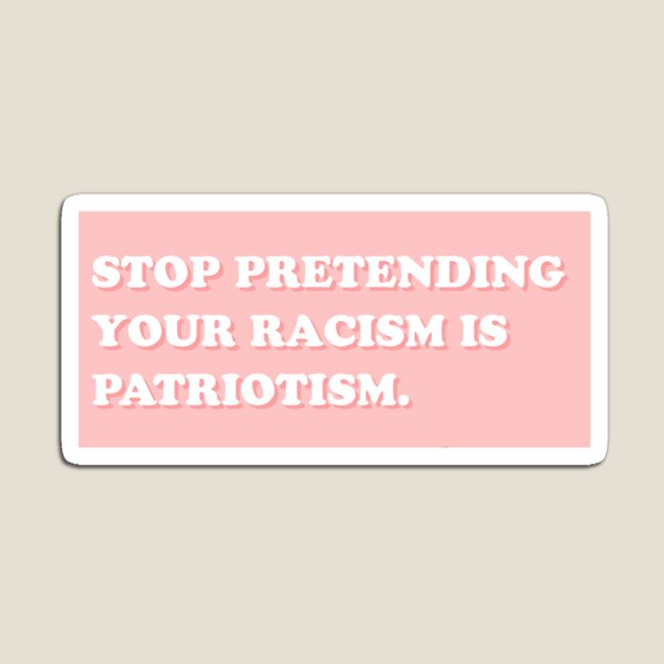 Vista previa del artículo con la obra «DEJA DE PRETENDER QUE TU RACISMO ES PATRIOTISMO», diseñado y vendido por jordanshoup.