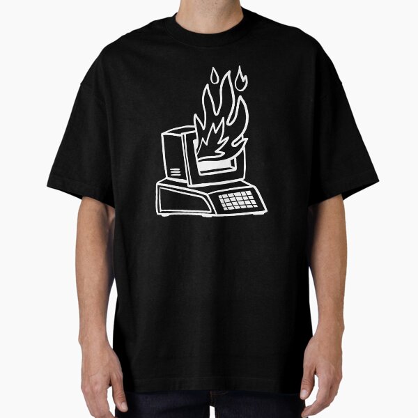 computadora en llamas Camiseta oversize