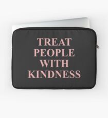 Funda para portátil Tratar a las personas con bondad rosa
