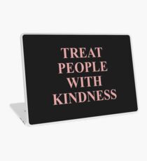 Behandle Menschen mit Freundlichkeit Pink Laptop Skin