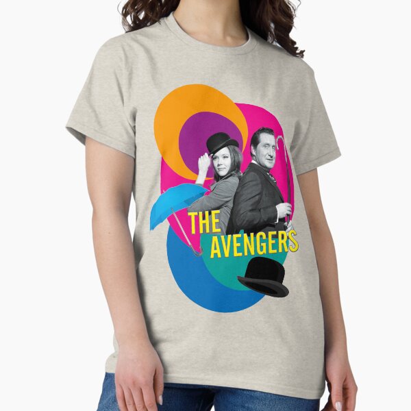 Item preview, John Steed y Emma Peel viven emocionantes aventuras con humor en la serie policíaca británica Los Vengadores con colgante de paraguas y bombín designed and sold by Mauswohn.