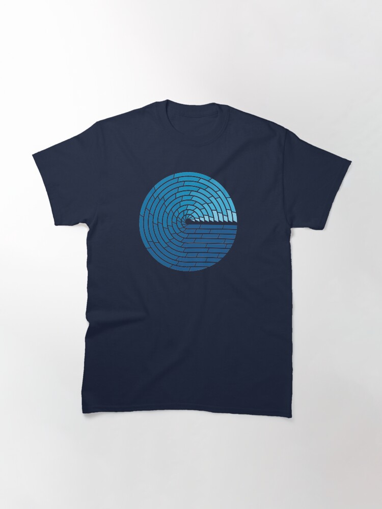 Aperçu 3 sur 7. T-shirt classique avec l'œuvre Océan tout-puissant créée et vendue par thepapercrane.