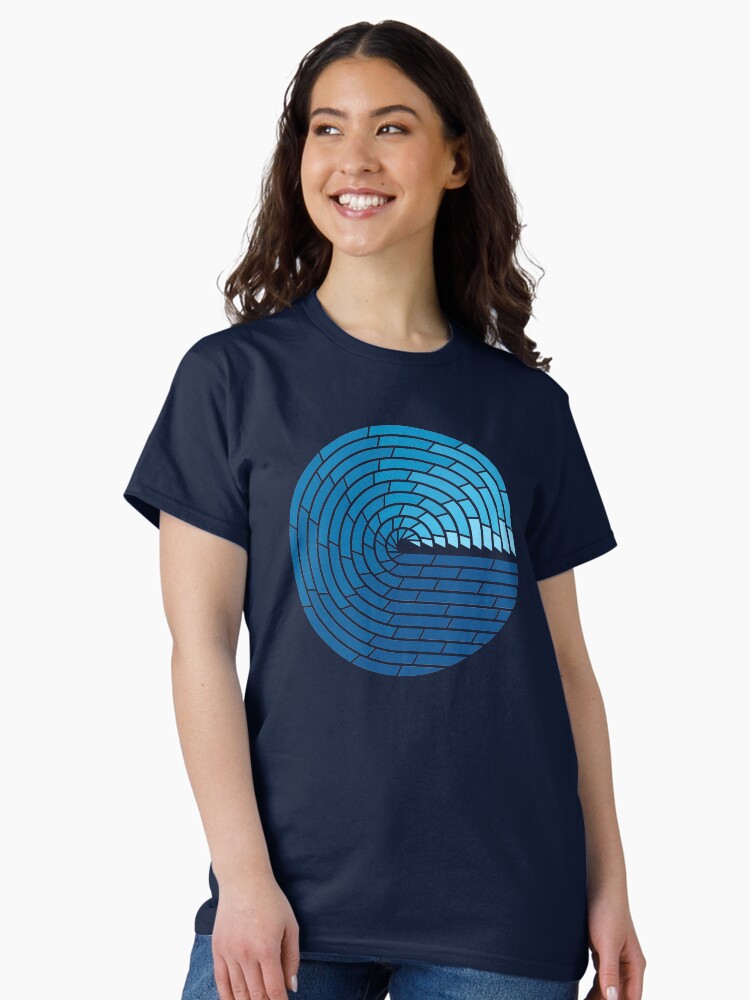 Aperçu 1 sur 7. T-shirt classique avec l'œuvre Océan tout-puissant créée et vendue par thepapercrane.