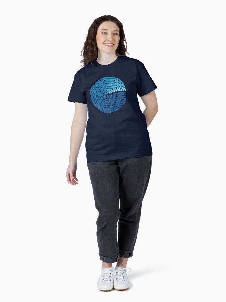 Aperçu 4 sur 7. T-shirt classique avec l'œuvre Océan tout-puissant créée et vendue par thepapercrane.