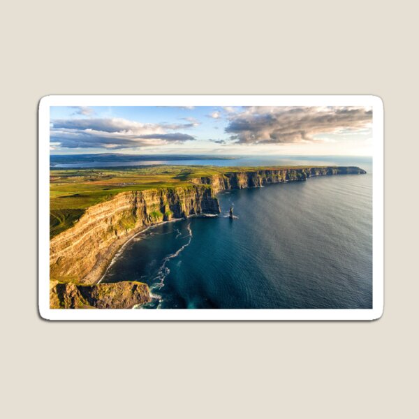 Aperçu de l'œuvre falaises de moher oiseaux oeil drone aérien vue panoramique comté de clare irlande. façon sauvage de l'Atlantique créée et vendue par Nollaig Ó Mórdha  Up The Banner Photography.