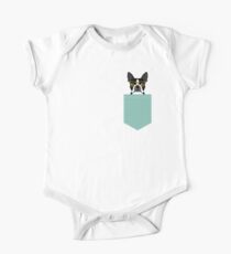 Body de manga corta para bebé Darby - Boston Terrier diseño de mascotas con gafas hipster en colores vivos y modernos para los amantes de las mascotas