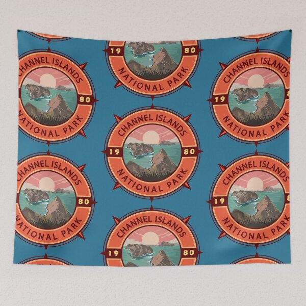 Artikelvorschau, Retro-Kompass-Emblem des Kanalinseln-Nationalparks entworfen und verkauft von KrisSidDesigns.