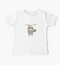 Happy Birthday Sloth mit Geschenk-Design Baby T-Shirt