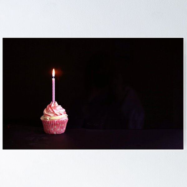 Gâteau D'anniversaire Avec Bougie Et étincelles Colorées Sur Fond Violet