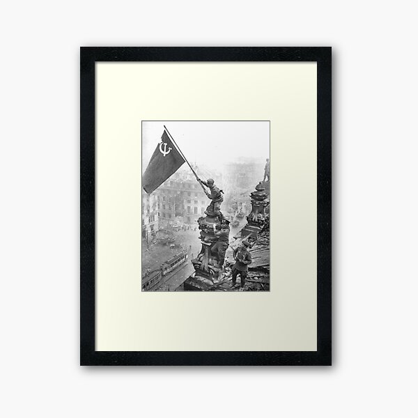 Vista previa del artículo con la obra «Segunda Guerra Mundial - Soldados soviéticos sobre Berlín», diseñado y vendido por seentheglory.