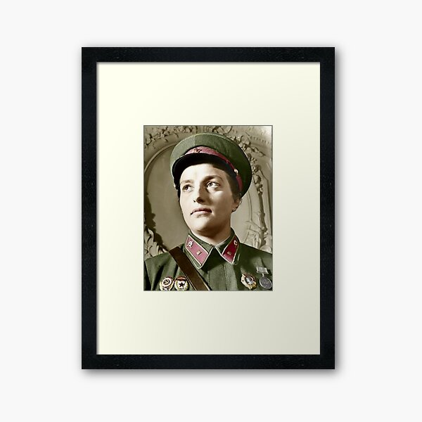 Vista previa del artículo con la obra «Lyudmila Pavlichenko», diseñado y vendido por seentheglory.